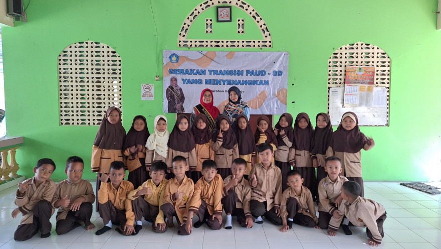 Ketua TPPKK Gilangharjo Dampingi Masa Pengenalan Lingkungan Sekolah (MPLS) SD N Gunting