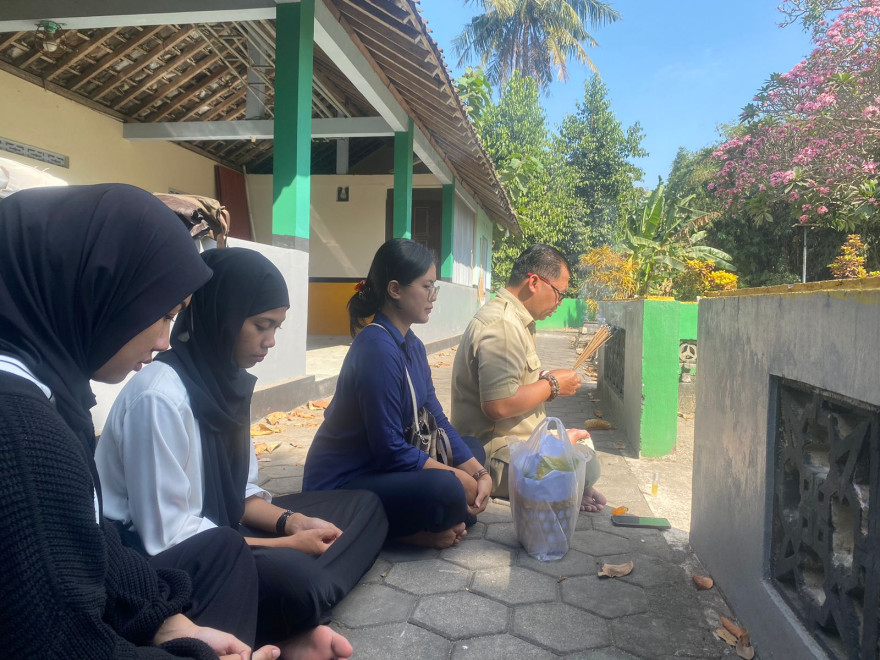 Ziarah Makam Nyai Adisoro