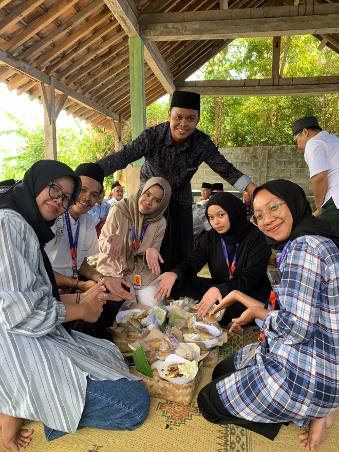 Mahasiswa KKN UAD Unit VI.B.3 Mengikuti Tradisi Nyadran di Padukuhan Tegallurung