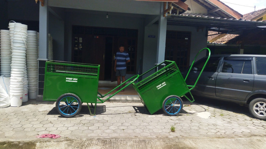Distribusi Peralatan Pengelolaan Sampah PPBMP Padukuhan Tegallurung