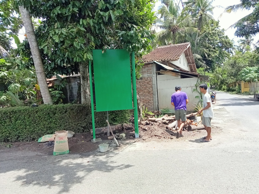 Pemasangan Fasilitas Papan Informasi Kalurahan Gilangharjo