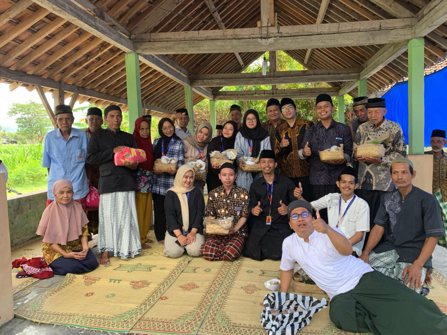 Mahasiswa KKN UAD Unit VI.B.3 Mengikuti Tradisi Nyadran di Padukuhan Tegallurung